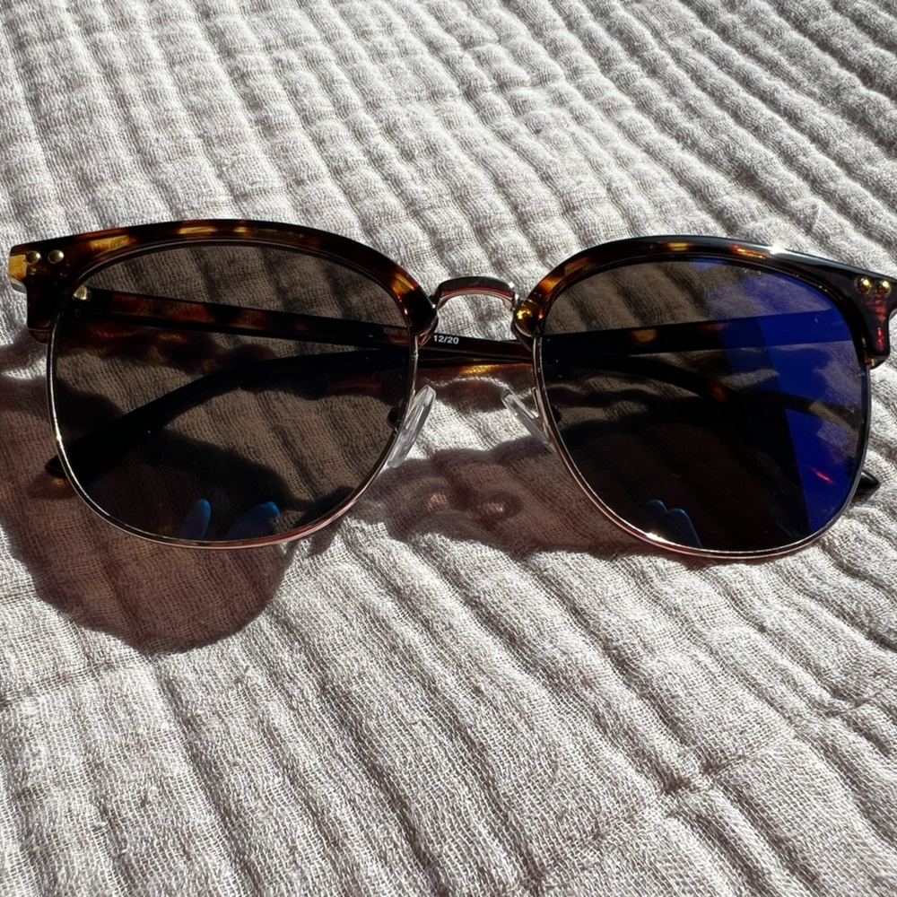 Generic sunnies! Worn once no scratches.